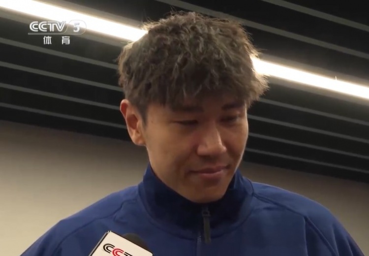  鐵漢柔情！三鎮(zhèn)球員劉奕鳴探望患病小球迷時哽咽