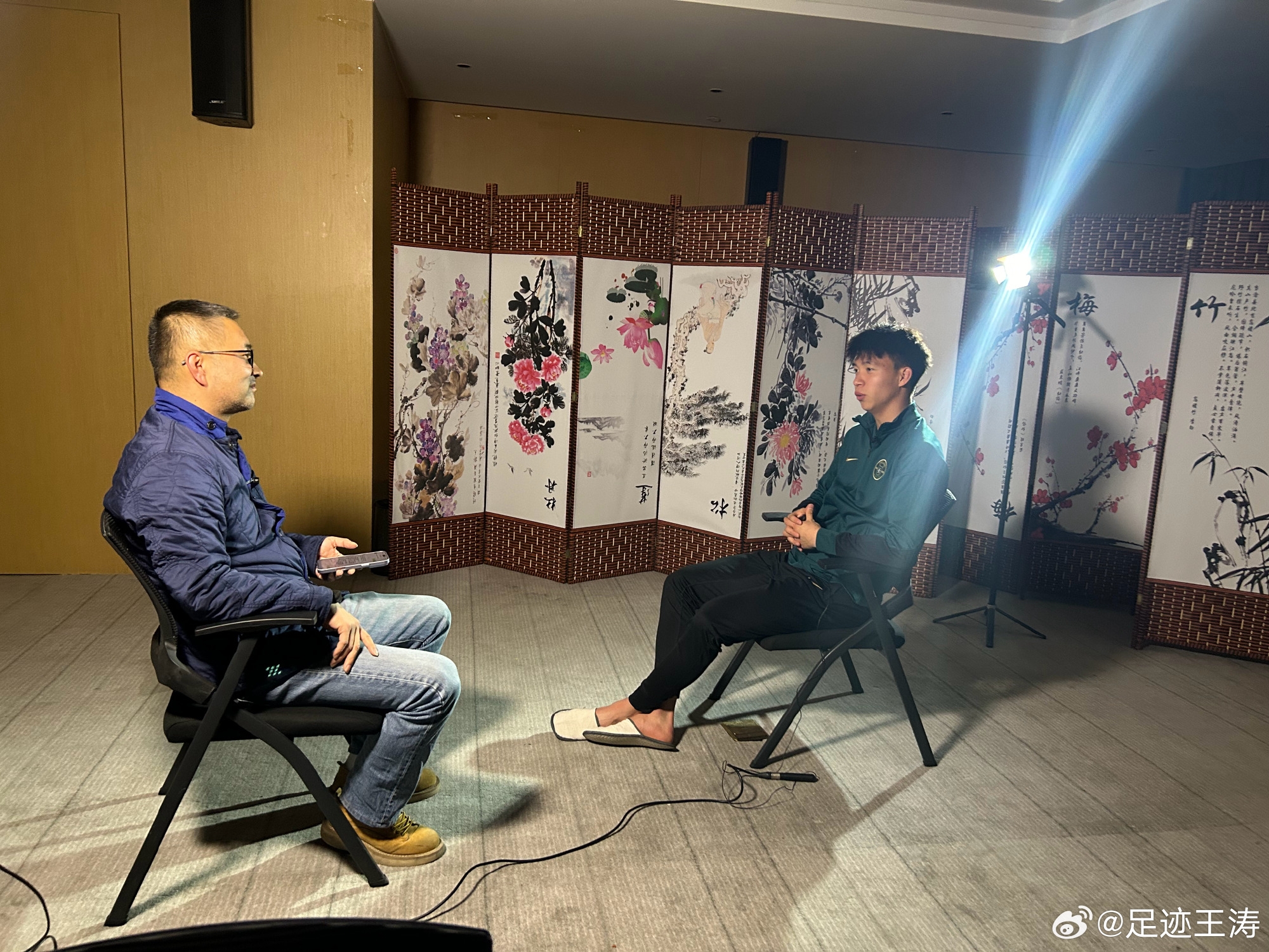  記者：王鈺棟視韋世豪為偶像&想加他微信，現(xiàn)進(jìn)了國(guó)足不知加到?jīng)]