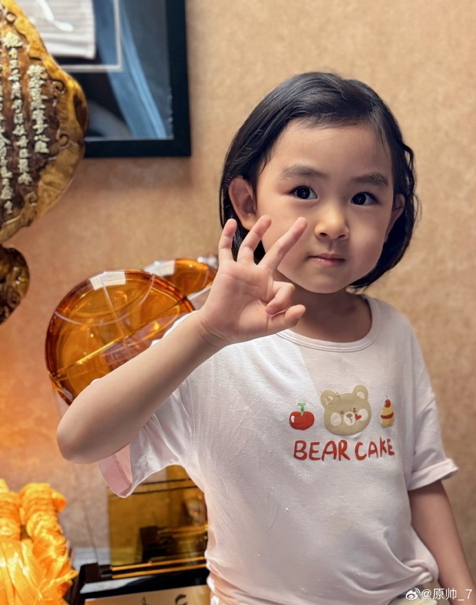  三分大賽三冠王！原帥曬三冠獎(jiǎng)杯：完成了女兒給安排的任務(wù)！