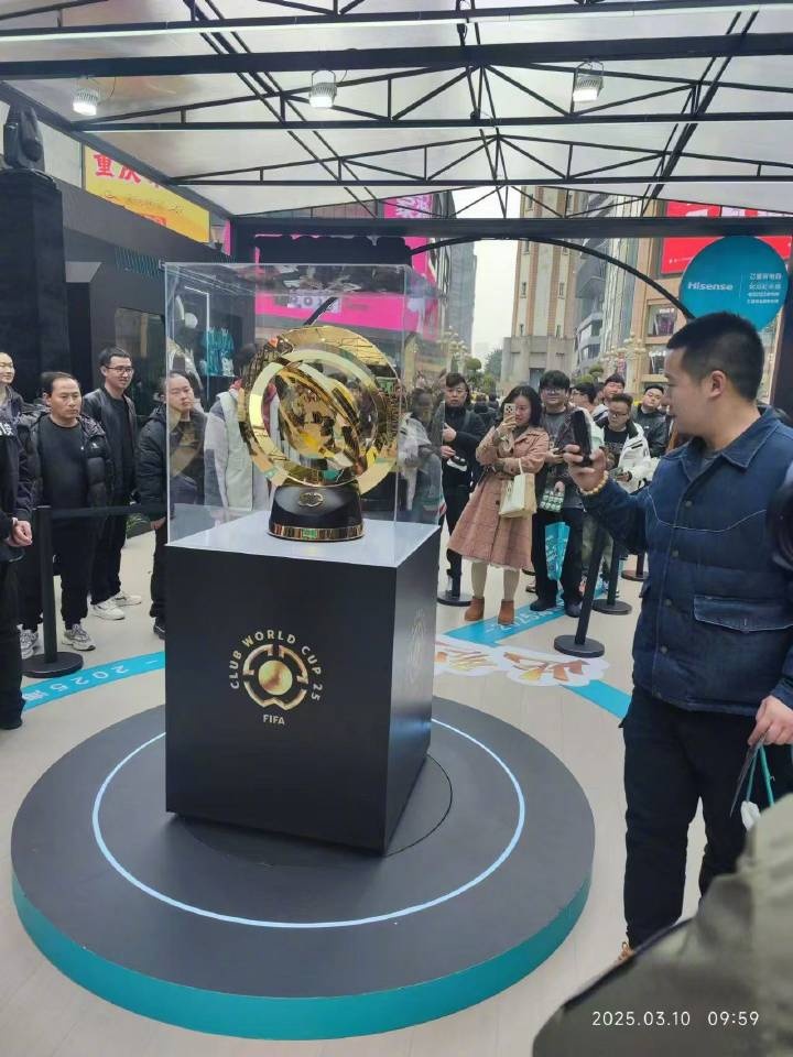  世俱杯獎(jiǎng)杯在重慶進(jìn)行展示，球迷：比我想象中大多了