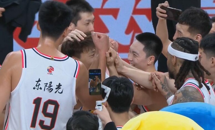  淚目！賽后廣東隊(duì)將趙睿圍在中間碰拳