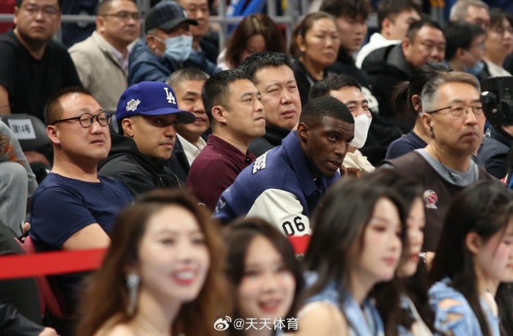  真籃球迷！國(guó)安外援法比奧攜玉昆外援科斯塔來到五棵松觀戰(zhàn)CBA