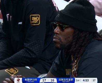  哦呦？你來了！新疆新外援哈雷爾場邊觀戰(zhàn)新疆主場vs深圳的比賽