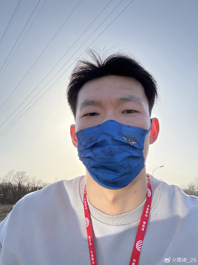  悠閑！周琦騎京牌電動車出行：太陽出來了 開京牌兜兜風(fēng)！