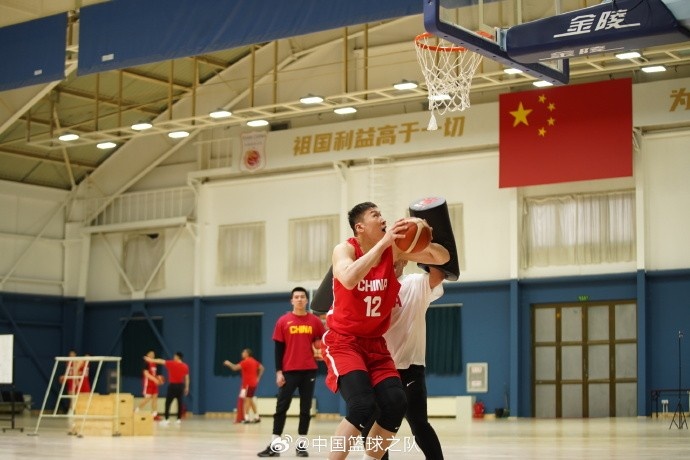  中國籃球之隊官博：大塊頭 大能量 祝李炎哲25歲生日快樂！