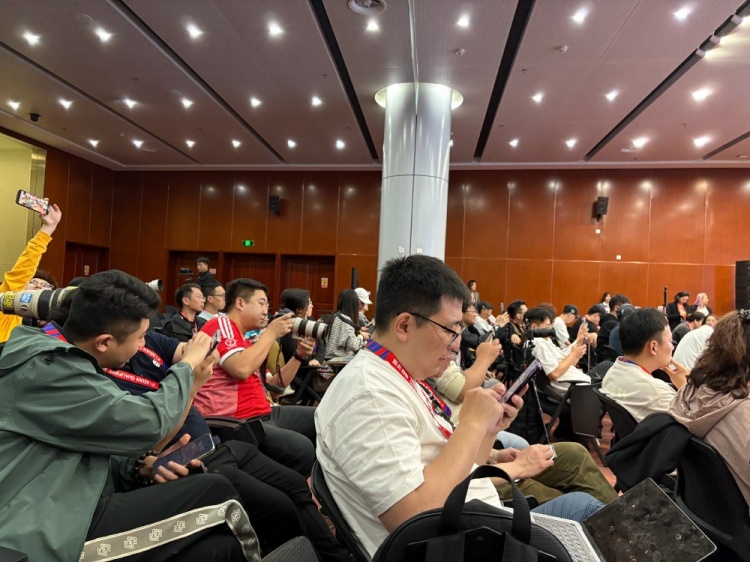  萬眾矚目！記者擠滿國足賽前新聞發(fā)布廳，賽場記者預(yù)計(jì)超300人