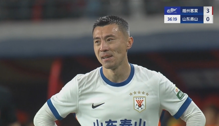  34分鐘0-3落后！36歲鄭錚苦笑36歲大雷沮喪 替補(bǔ)席黃政宇神態(tài)輕松