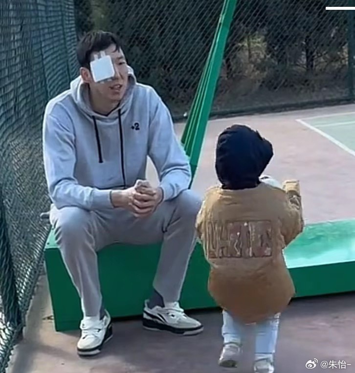  顧家好男人！記者曬出周琦手術(shù)后回歸家庭帶娃照片