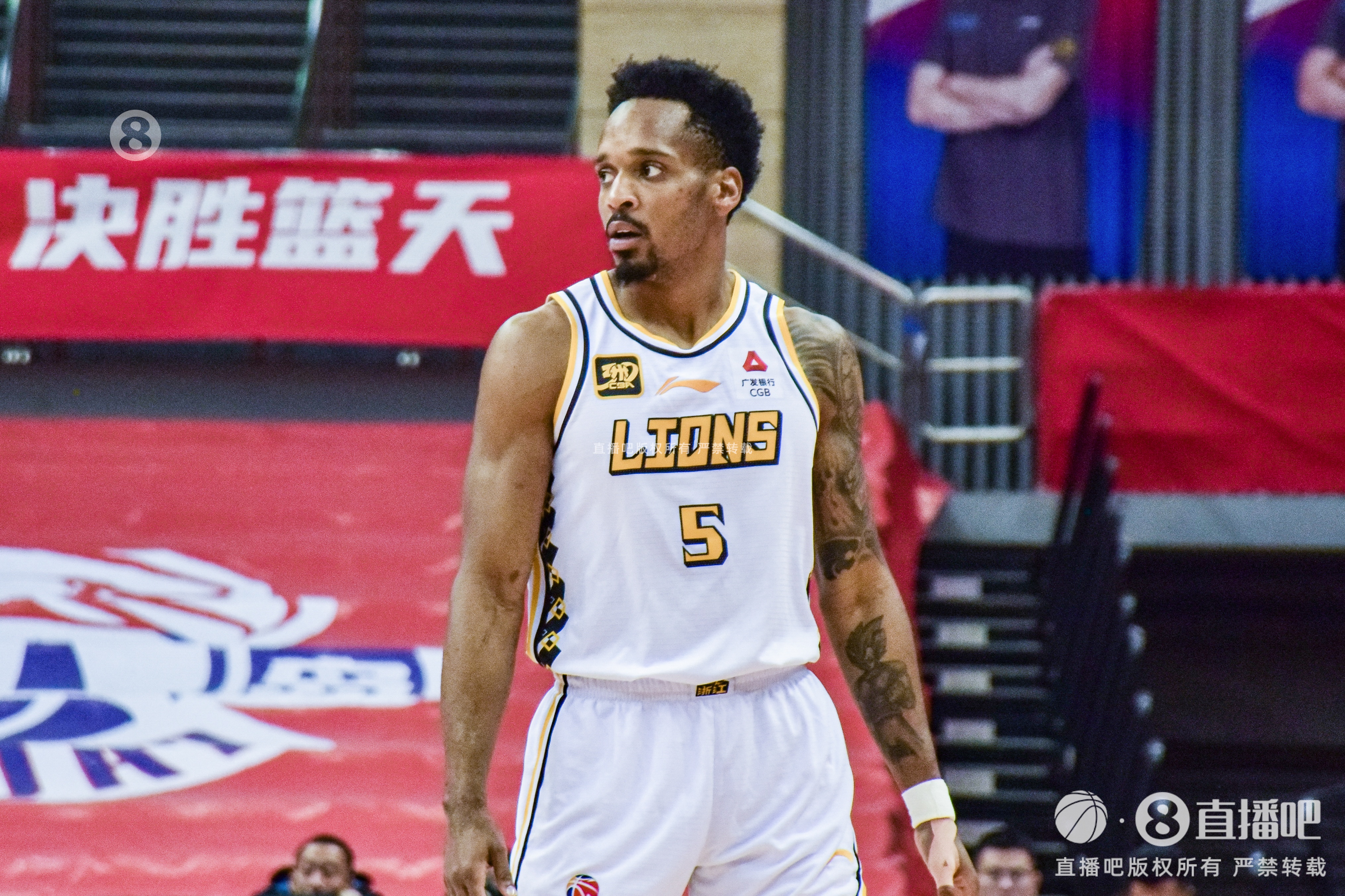  得分保障！小巴里-布朗17中9&三分9中4砍28分 末節(jié)11分助隊取勝